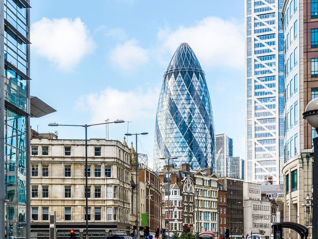 Hoe heet het gebouw, dat de vorm heeft van een augurk, zien we hier op foto? Het gebouw gelegen in Londen is afgewerkt is in 2003?