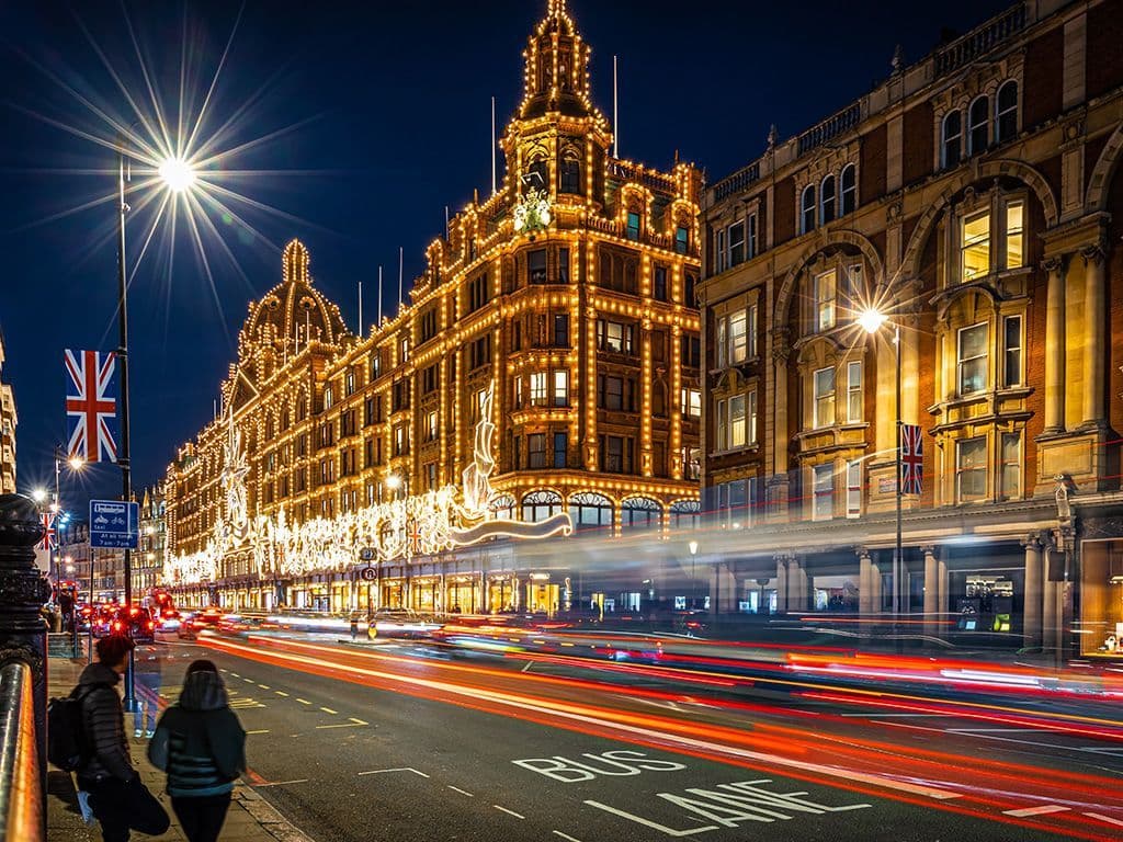 Aan Brompton Road in de Londense wijk Knightsbridge staat een iconisch warenhuis, gespecialiseerd in luxegoederen. Opgericht in 1835 startte het als thee- en kruideniersgroothandel door een zekere Charles wiens familienaam het warenhuis nog steeds draagt. Over welk warenhuis hebben we het hier?
