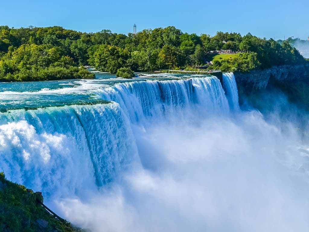 We zoeken één van de bekendste watervallen ter wereld. Deze waterval behoort ook tot de grootste, niet door de hoogte, maar door de breedte en de enorme hoeveelheid water die passeert. De waterval bestaat eigenlijk uit drie delen: de Horseshoe Falls, de American Falls en de Bridal Veil Falls. Als we nog meer zeggen geven we het echt weg, dus welke waterval zoeken we?