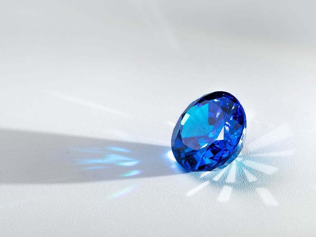 Deze blauwe edelsteen is een van de meest gewaardeerde edelstenen ter wereld. Beroemd om zijn helderheid en kleur. De steen , die chemisch gezien aluminiumoxide is, staat symbool voor trouw en spiritualiteit en siert vele koninklijke juwelen. Wat is de naam voor deze edelsteen?