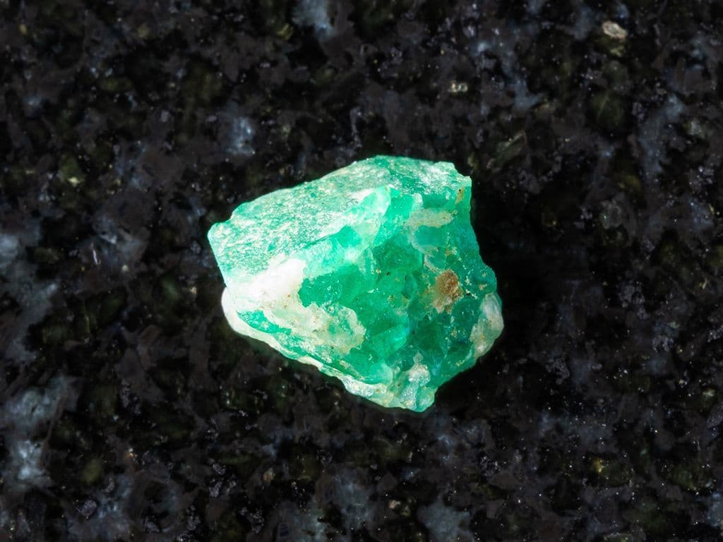 Deze edelsteen krijgt zijn karakteristieke groene kleur door sporen van chroom en/of vanadium. Al duizenden jaren wordt de steen gewaardeerd, onder andere door Cleopatra, en staat hij symbool voor wedergeboorte en vruchtbaarheid. Wat is de naam van deze edelsteen?