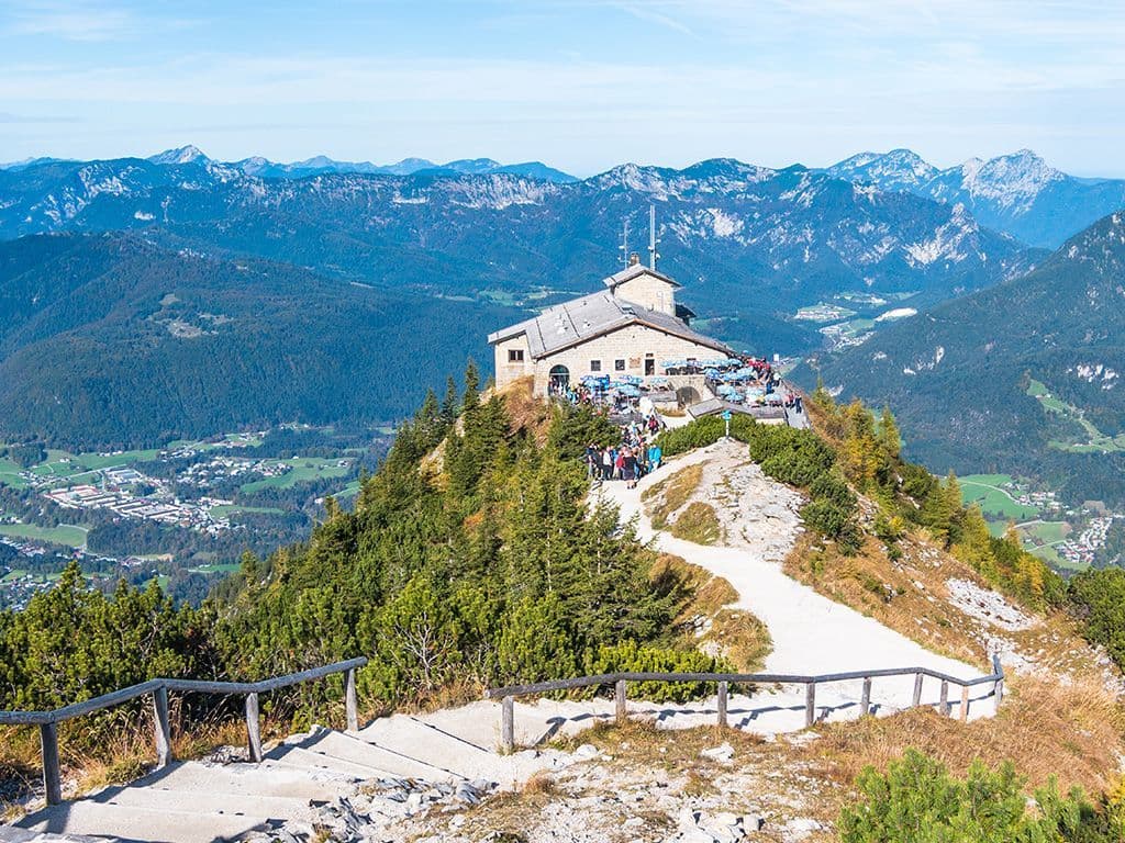 Voor de vijftigste verjaardag van Hitler kreeg deze een cadeau van de NSDAP. Er werd een theehuis gebouwd op de top van de Kehlsteinberg in Zuid- Duitsland, op een hoogte van 1834 meter. Het hele project was een waanzinnige onderneming, maar het resultaat is buitengewoon. De weg er naartoe met steile hellingen en haarspeldbochten, de tunnel door de rots en de 124 meter hoge liftkoker uitgehouwen in de berg. Geef de Nederlandse benaming van dit theehuis, dat dagelijks door honderden toeristen wordt bezocht.