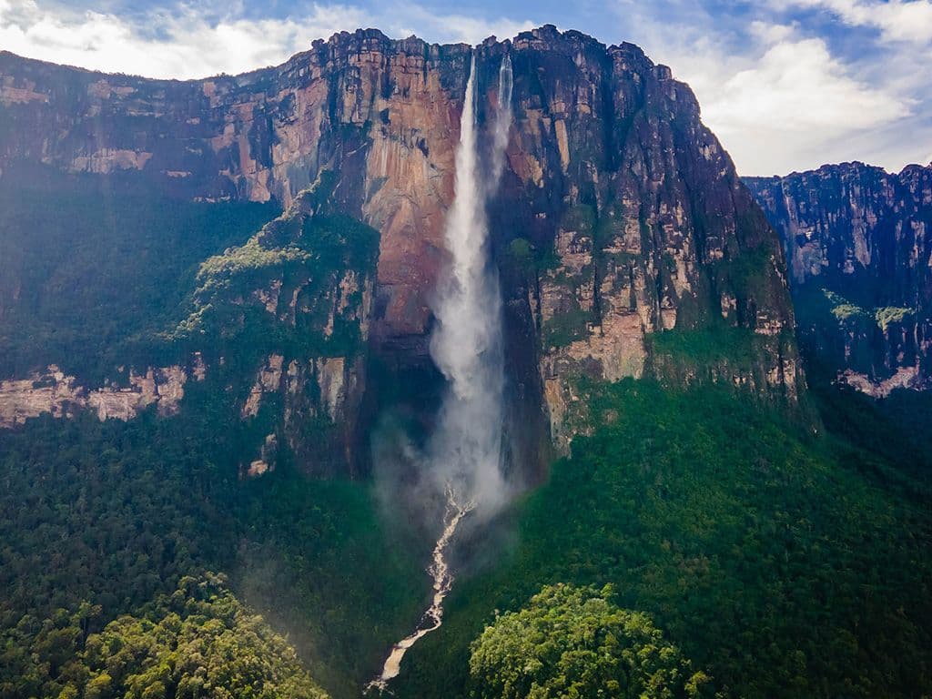Watervallen vind men op ontelbare plaatsen in de wereld, de ene al wat groter dan de andere. De waterval die wij zoeken is de hoogst vrij vallende waterval ter wereld met een hoogte van 979 meter. Hij is genoemd naar zijn ontdekker en is gelegen aan een zijrivier van de Caroni-rivier in Venezuela. Graag de naam van deze waterval.