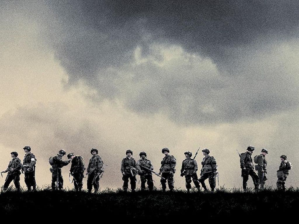 Welke bekroonde televisieserie over de Tweede Wereldoorlog werd geproduceerd door Tom Hanks en Steven Spielberg en volgt het verhaal van een Amerikaanse parachutisteneenheid tijdens de invasie van Europa?
