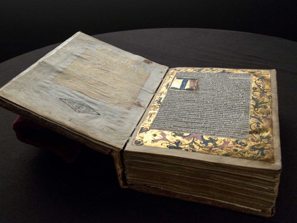 B. Voor de B-vraag zoeken we de bibliotheek van een Hongaarse koning die regeerde van 1458 tot 1490. De bibliotheek was in haar tijd de meest uitgebreide bibliotheek ten noorden van de Alpen en in Italië werd ze alleen maar door de bibliotheek van het Vaticaan overtroffen. Na de dood van de koning bleef de bibliotheek nog enkele decennia bestaan. De troonopvolgers verwaarloosden de bibliotheek echter. Toen de Ottomanen Boeda in het jaar 1541 innamen, verdween de bibliotheek voor 150 jaar uit de geschiedenis en leefde alleen in het collectieve geheugen van de Hongaren verder. Wat men in het jaar 1686 bij de bevrijding van Boeda vond, waren slechts ruïnes. Hoe heet nu deze legendarische bibliotheek? Met de naam van die Hongaarse 
koning zijn wij ook tevreden.