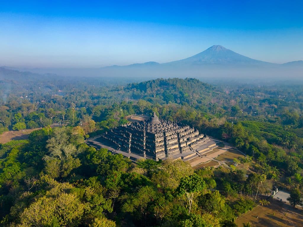 Op welk Indonesisch eiland bevindt zich de grootste boeddhistiscche tempel ter wereld, de Boroboedoer-terrastempel?
