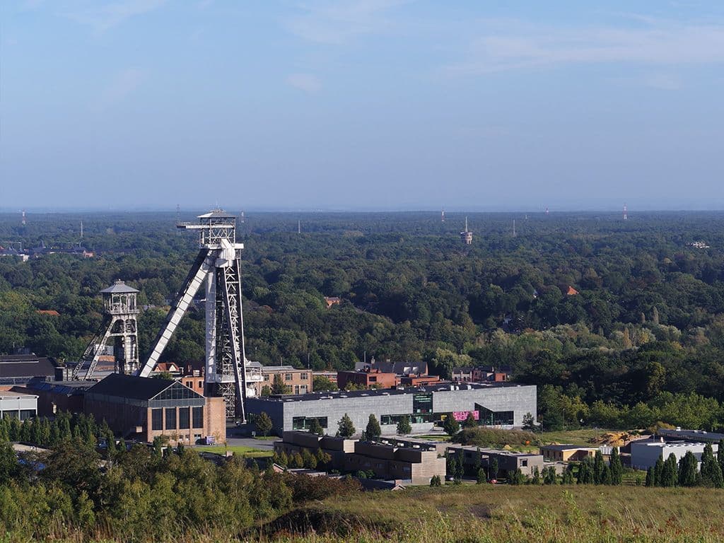 In Winterslag, nabij Genk vinden we een vrij nieuw cultureel centrum. Winterslag doet vast bij velen een belletje rinkelen want inderdaad daar was vroeger een steenkoolmijn. Rond en in die steenkoolsite heeft men dit project opgestart. Vanaf 2008 vestigde zich daar een bioscoop, een academie voor media en design en een polyvalente hal waar er geregeld exposities zijn. Zo ging er gisteren een tentoonstelling open over de Kiekeboes in Limburg. Hoe heet dit geprezen ontwikkelingsproject?