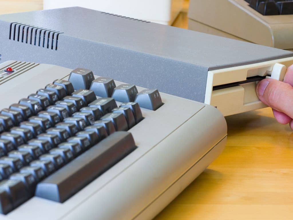 In 1982 kwam dit toestel op de markt. Het werd aangesloten op een televisietoestel dat als monitor voor beeld en geluid diende. Was is de naam van dit toestel?