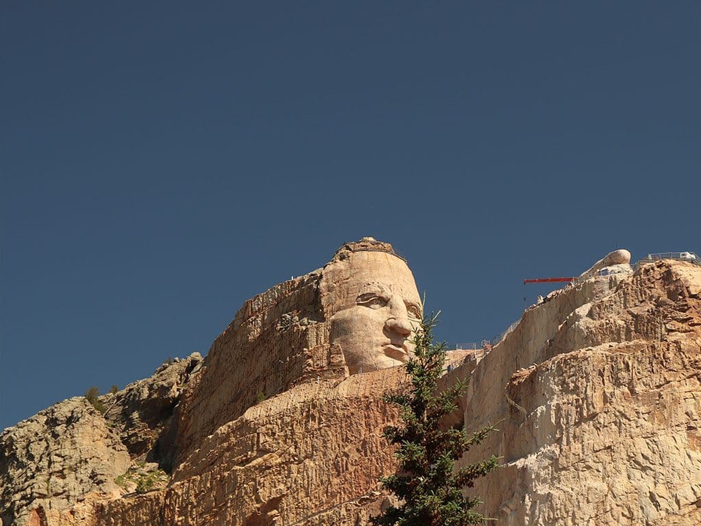 Dit is een monument dat op dit moment wordt uitgehouwen in het graniet van de Black Hills in de Amerikaanse staat South Dakota, ter ere van een 19e eeuwse Lakotaleider. Wat is de naam van de leider en dit monument?