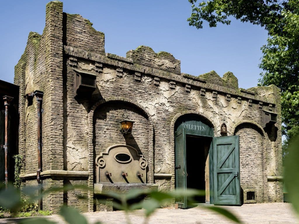 Welke nieuwe Efteling-attractie, geopend in oktober 2024, vervangt het iconische Spookslot en neemt bezoekers mee in een horrorsfeer geïnspireerd door een behekste dirigent en het beroemde muziekstuk van Camille Saint-Saëns?