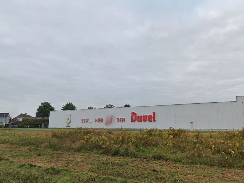 Veel mensen die rijden op de A12 van Brussel naar Antwerpen krijgen een acute vorm van droge mond door het zien verschijnen van deze slogan van Duvel. Maar welke 3 woorden hebben wij hier professioneel gefotoshopt?
