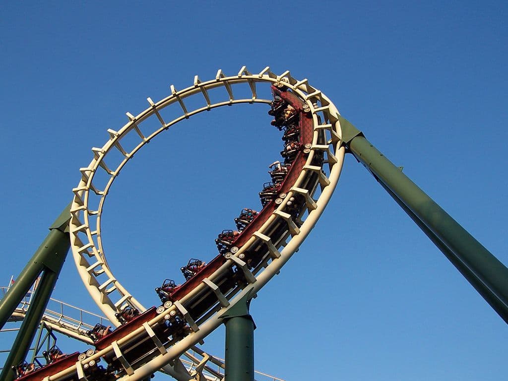 In de Efteling staat een spectaculaire achtbaan die opende op 12 april 1981. Deze achtbaan heeft vier inversies: twee loopings en twee kurkentrekkers, wat destijds zeer bijzonder was. Wat deze achtbaan extra uniek maakt, is dat hij ter plekke in het park werd gelast, terwijl stalen achtbanen meestal uit losse stukken bestaan die met bouten en moeren aan elkaar worden bevestigd. Met een hoogte van 29 meter, een lengte van 700 meter en een topsnelheid van 85 km/u biedt deze achtbaan een adembenemende ervaring. Weet jij de naam van deze achtbaan?