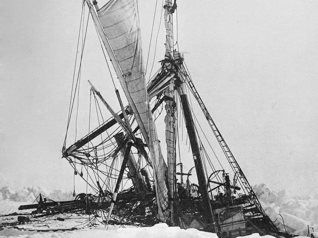 In maart 2022 werd het wrak van dit schip in opmerkelijk goede staat aangetroffen door onderzoekers van een Britse expeditie op de bodem van de Weddellzee, op 3.008 meter diep. Het schip was de barkentijn waarmee Ernest Shackleton in 1914 naar Antarctica reisde in zijn poging het continent over te steken. Wat is de naam van dit schip?