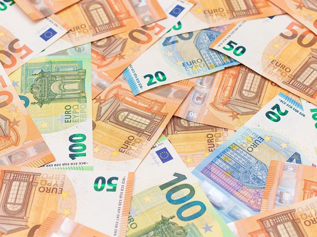 Voor deze vraag zoeken we het meer in de juridische en economische sector. We zijn op zoek naar de term
voor een vormvrije schenking die geldig tot stand komt door de materiële overhandiging van het
geschonken goed door de schenker aan de begiftigde. Komen hiervoor in aanmerking: cash geld,
meubilair, juwelen, kunstvoorwerpen, … met andere woorden enkel welbepaalde materiële roerende
goederen of goederen waarvan het recht in de titel is geïncorporeerd. strikt gezien is de opmaak van
een schriftelijk document niet noodzakelijk Deze komt immers juridisch perfect rechtsgeldig tot stand
door de loutere materiële overhandiging.