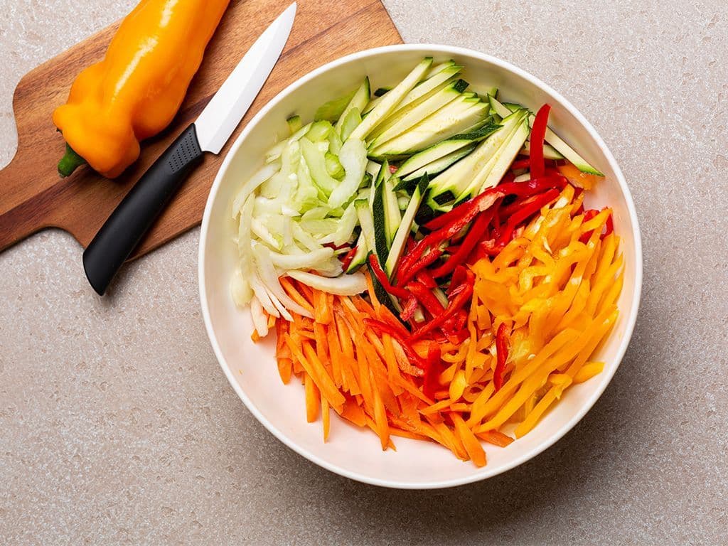 Wat is de culinaire term voor zeer fijn gesneden groenten, vlees, vis of gevogelte, meestal in lange dunne staafjes?
