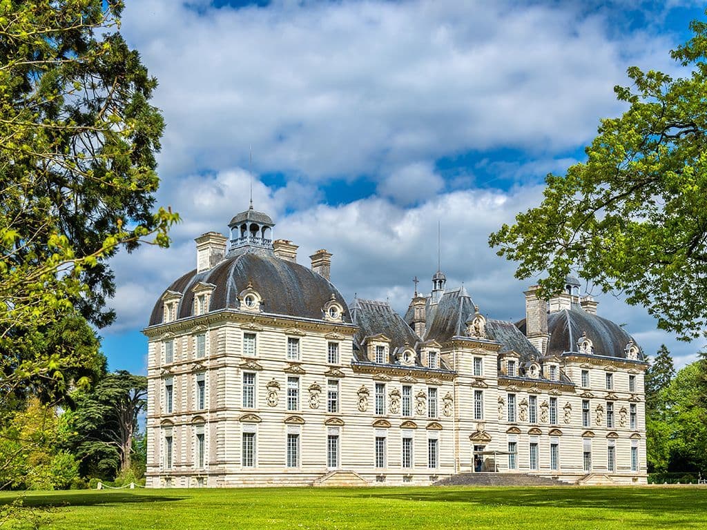 U ziet een afbeelding van het kasteel van Cheverny, één van de vele kastelen in de Loire-streek. Ook als u er nog nooit bent geweest, zou u het moeten herkennen, want het stond model voor een kasteel dat elke bij stripliefhebber een belletje doet rinkelen. Hoe heet het fictief kasteel dat gebaseerd is op het kasteel van Cheverny?