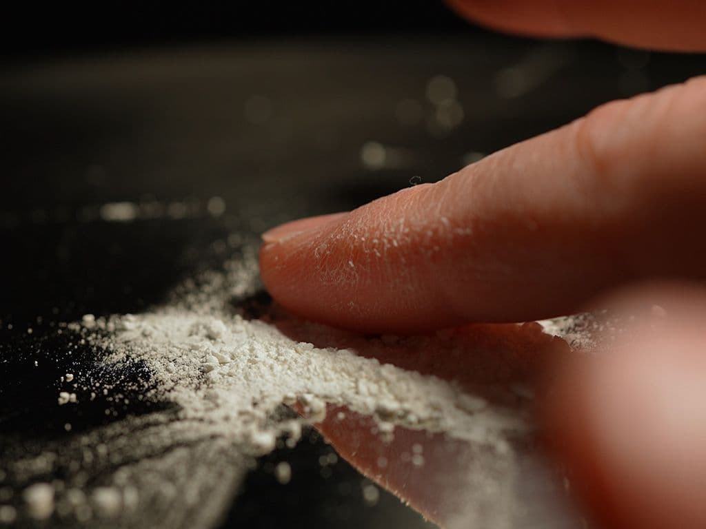 Welke drug werd per toeval ontdekt in Amerika in 1965 en is van oorsprong een verdovingsmiddel die door dierenartsen wordt gebruikt om onder meer paarden te verdoven. Ook de soldaten uit de Vietnam oorlog kennen de drug heel goed én gebruikten het om hun pijn en leed te verzachten omdat ze er lustig gingen van hallucineren. De medische benaming voor de drug is 2-(1-chloor)benzyl-2-methylaminocyclohexanon. Tip: onder gebruikers wordt ook wel eens dezelfde term gebruikt als de term die Brusselaars geven voor een straatjongen.