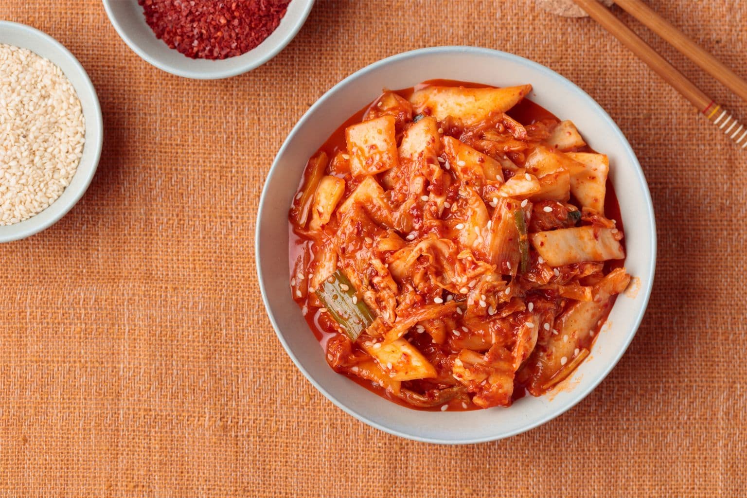 Welk typisch Koreaans gerecht is ook het woord dat men in Korea gebruikt om mensen te laten lachen bij het nemen van een foto — net zoals wij “cheese” zeggen?