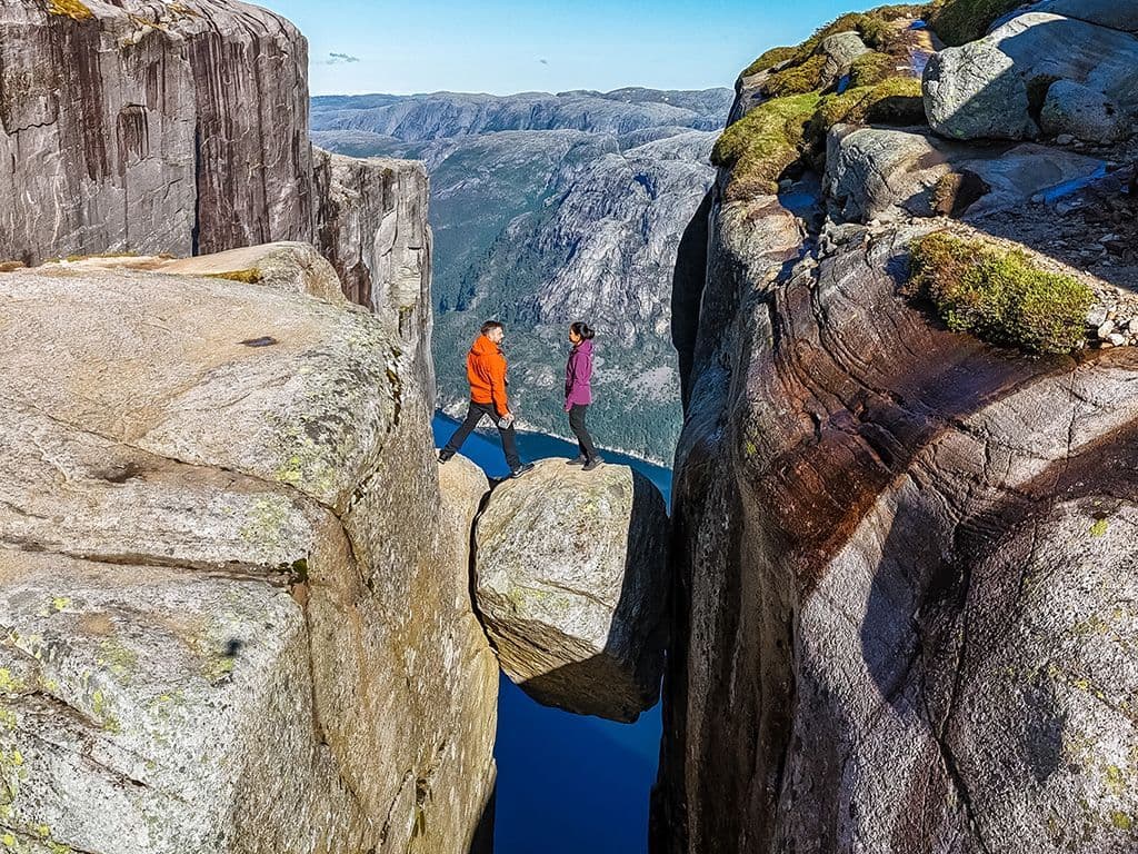 Wat is de naam van dit natuurfenomeen in Noorwegen dat enorm populair is om er een foto op te nemen?