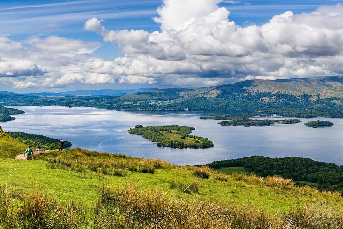 We zoeken de naam van een groot en diep meer in Schotland. Het bevindt zich op de westelijke grens van de zuidelijke Highlands. Het is het grootste meer van Schotland in oppervlakte en met 2,6 km³ het op een na grootste in watervolume, na Loch Ness. In het meer bevinden zich vele eilandjes. Het is tevens de naam van een whisky die in het dorp Alexandria geproduceerd wordt. Het is de favoriete drank van kapitein Haddock uit de strip De avonturen van Kuifje.