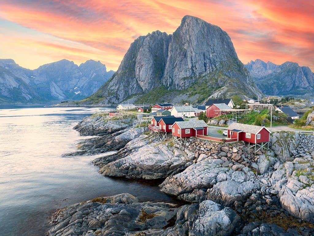 Boven de poolcirkel, ter hoogte van Narvik, ligt iets buiten de Noorse kust een eilandenarchipel die meer en meer toeristen lokt. Deze archipel bestaat uit twee eilandengroepen, de noordelijke groep vormt de Vesterålen. Wij willen echter de naam van de veel bekendere zuidelijke groep.