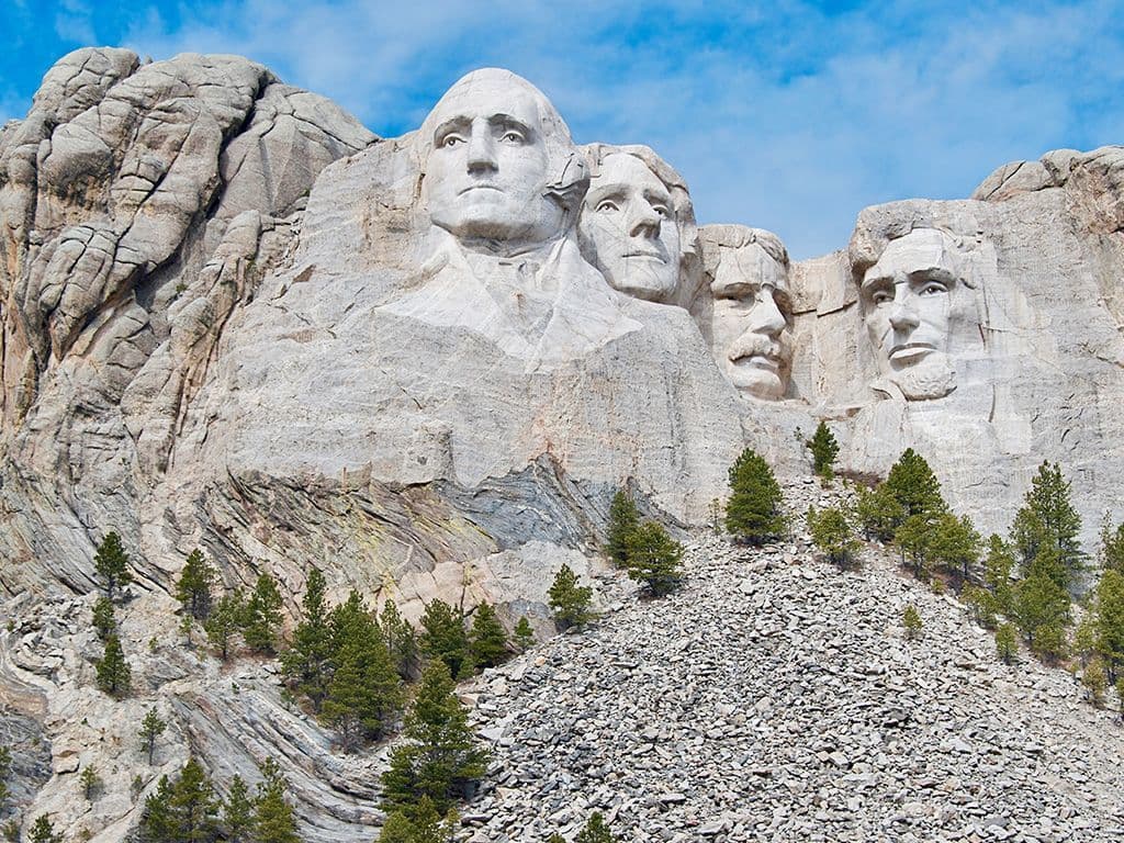 De Amerikaanse Onafhankelijkheidsverklaring is opgesteld door Thomas Jefferson in 1776. Bij het schrijven kreeg hij hulp van een politicus en wetenschapper die vooral bezig hield met publicaties rond elektriciteit. Zijn hoofd haalde Mount Rushmore niet, maar wel het honderd dollar biljet. Wiens hoofd zien we hier?