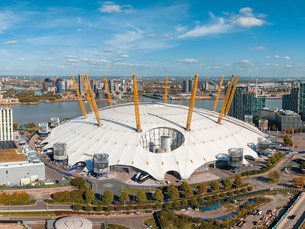 We zoeken de naam van het evenementencomplex in Zuidoost Londen waar Michael Jackson in 2009 50 optredens zou geven. Dit complex was vroeger gekend als de Millennium Dome maar omwille van financiële problemen werd het hernoemd naar een gelijknamig Brits telecombedrijf. Tijdens de Olympische spelen van 2012 zullen hier ook een aantal wedstrijden plaatsvinden.