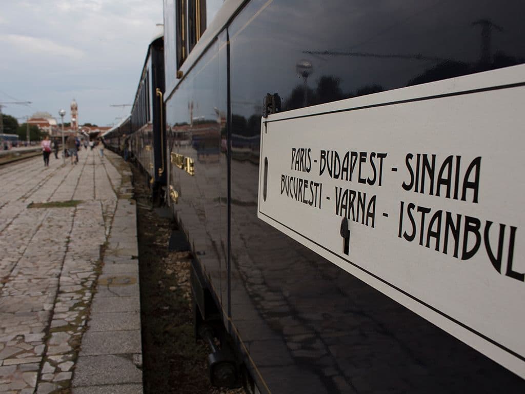 Wat is de naam van deze luxueuze trein van de Belgische Compagnie Internationale des Wagons-Lits, die vanaf 1883 reizigers vervoerde tussen Parijs en Istanbul en bekendstaat om zijn glamour en mysterie?