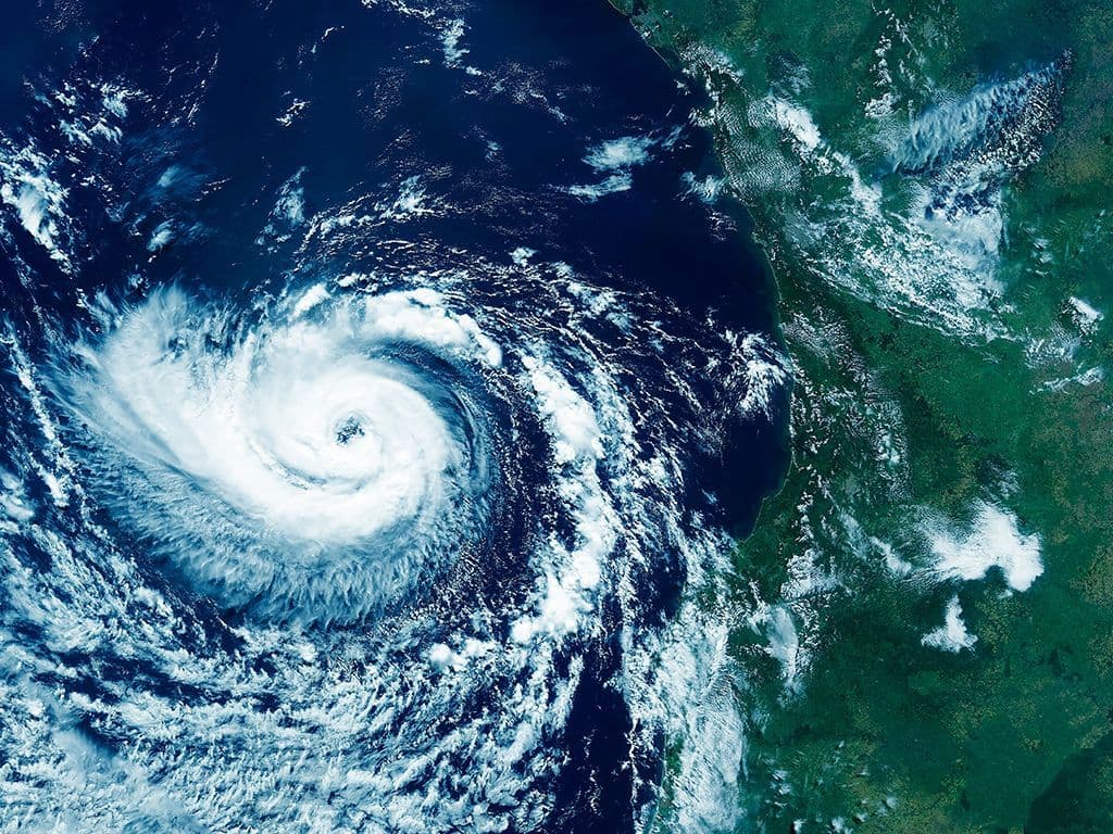 We zoeken de classificatie die in de meteorologie wordt gehanteerd om tropische cyclonen naar hun kracht in te delen. Alle tropische cyclonen zijn gevaarlijk, maar sommige zijn gevaarlijker dan andere. Daarom is er een classificatie ontwikkeld om onderscheid te kunnen maken tussen bijvoorbeeld krachtige en verwoestende orkanen en om zich beter op de te verwachten schade te kunnen voorbereiden. Wat is de naam van deze schaal?