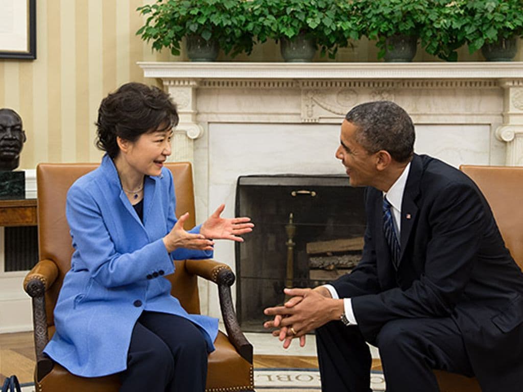 Deze vrouw was de eerste vrouwelijke president van Zuid-Korea. Op 10 maart 2017 is ze door het constitutioneel hof uit haar functie gezet in navolging van een beslissing van het parlement op verdenking van corruptie. Wat is haar naam?