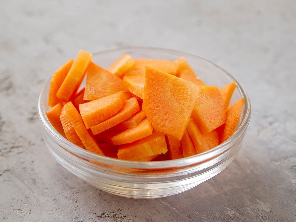 Hoe heet de Franse culinaire term die zowel verwijst naar een rustieke snijtechniek — waarbij groenten in dunne, gelijkmatige plakjes worden gesneden die hun natuurlijke vorm volgen — als naar een klassieke ‘boerensalade’ met stevige ingrediënten zoals aardappelen, spek, ei, kaas en groenten?