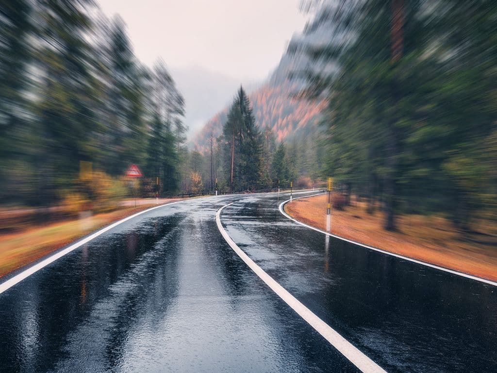 Wat is de naam van de specifieke geur die ontstaat wanneer regen op droge grond valt? Het woord is afkomstig uit het Oudgrieks en combineert de termen voor 'steen' en het mythologische 'bloed van de goden'. Deze geur ontstaat doordat moleculen van plantaardige en dierlijke resten door regen worden vrijgemaakt uit de grond. De term werd in 1964 geïntroduceerd door Australische onderzoekers en is sterk verbonden met een organische verbinding genaamd geosmine, die letterlijk 'aarde-geur' betekent. Veel mensen vinden deze geur aangenaam, mogelijk door een evolutionaire band met regen als bron van leven. Wat is deze geur?