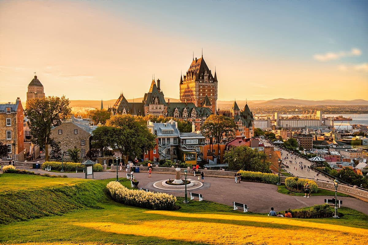 We zoeken een van de tien Canadese provincies, tevens de grootste en tweede meest bevolkte van de tien. De Saint-Lawrence, die ontspringt nabij Kingston en uitmondt in de Atlantische Oceaan stroomt door de provincie die we zoeken. De grootste stad van de provincie is Montréal.