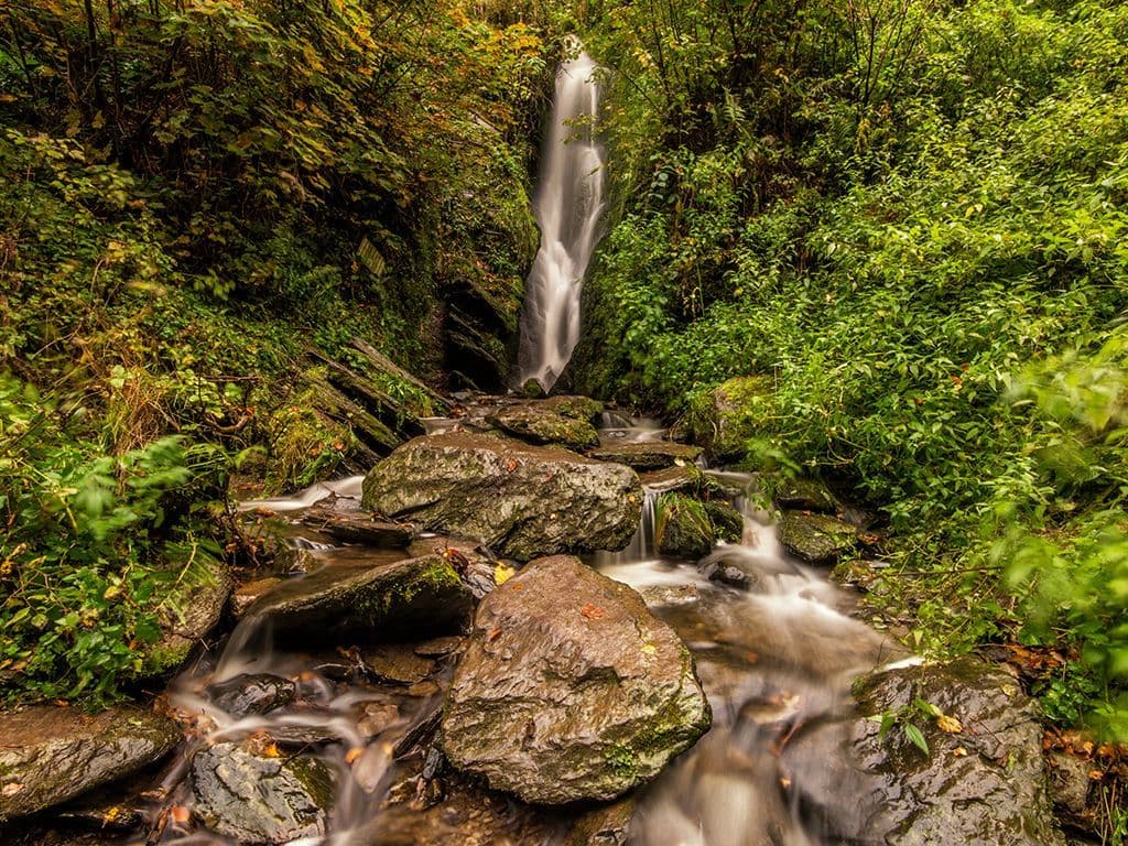 Gezien deze waterval maar weinig bekendheid geniet, gaat de eer van hoogste Belgische waterval vaak naar de watervallen van Coo. Wat is de naam van deze 60 meter hoge waterval vlak bij de gelijknamige burcht in het Belgische Ovifat-Robertville, gemeente Weismes?