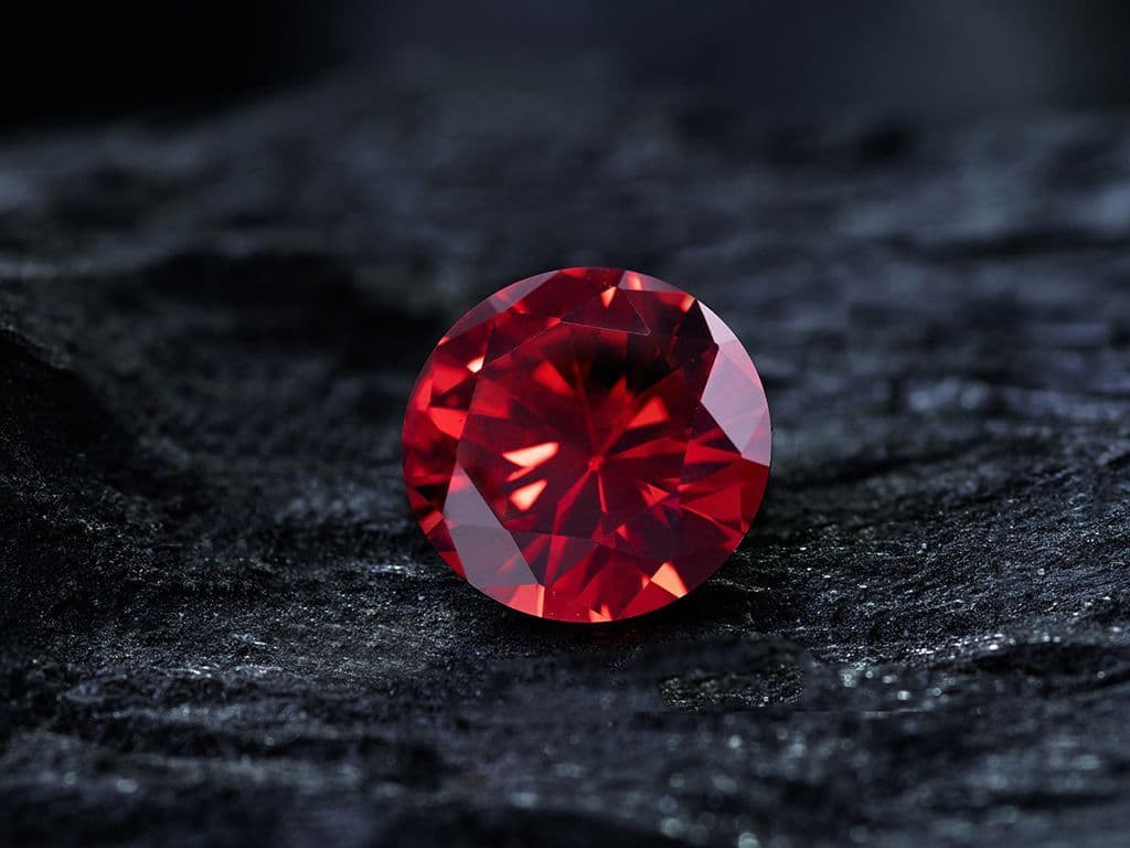Deze edelsteen dankt zijn intense rode kleur ook aan chroom. Het wordt beschouwd als een van de vier meest waardevolle edelstenen. Historisch gezien werd deze edelsteen geassocieerd met moed en koningschap, en men geloofde dat de drager geluk en bescherming zou ontvangen. Welke edelsteen zoeken we hier?