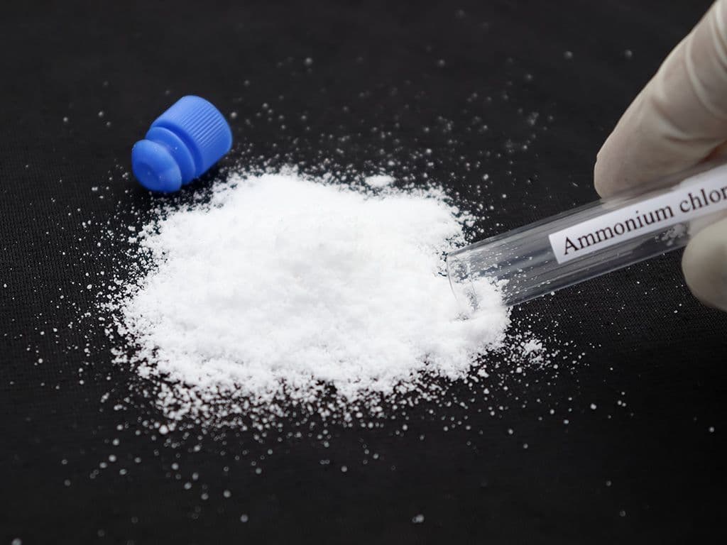 We zijn op zoek naar de meer gangbare naam voor ammoniumchloride. Hoewel de
grondstoffen, ammoniak (NH3
) en waterstofchloride (HCl), zeer corrosief en toxisch zijn,
vormen ze samen ammoniumchloride, een zout dat de basis vormt voor snoepgoed als drop meer bepaald een bepaalde soort drop.
Onder welke naam kennen we dit wit kristallijn poeder?