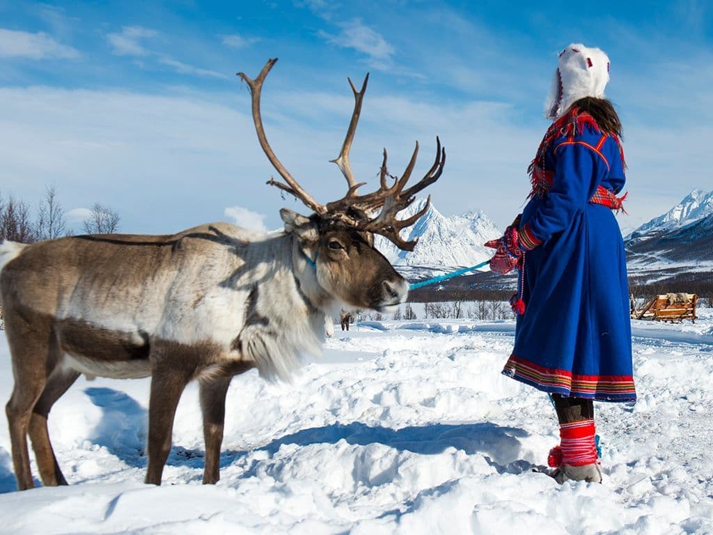 We zijn op zoek naar een van oorsprong nomadisch volk dat het Noord-Europese Lapland bewoont. Ze zijn ook bekend onder de naam Lappen, wat ze zelf als een belediging beschouwen. Hoe heet dit volk?