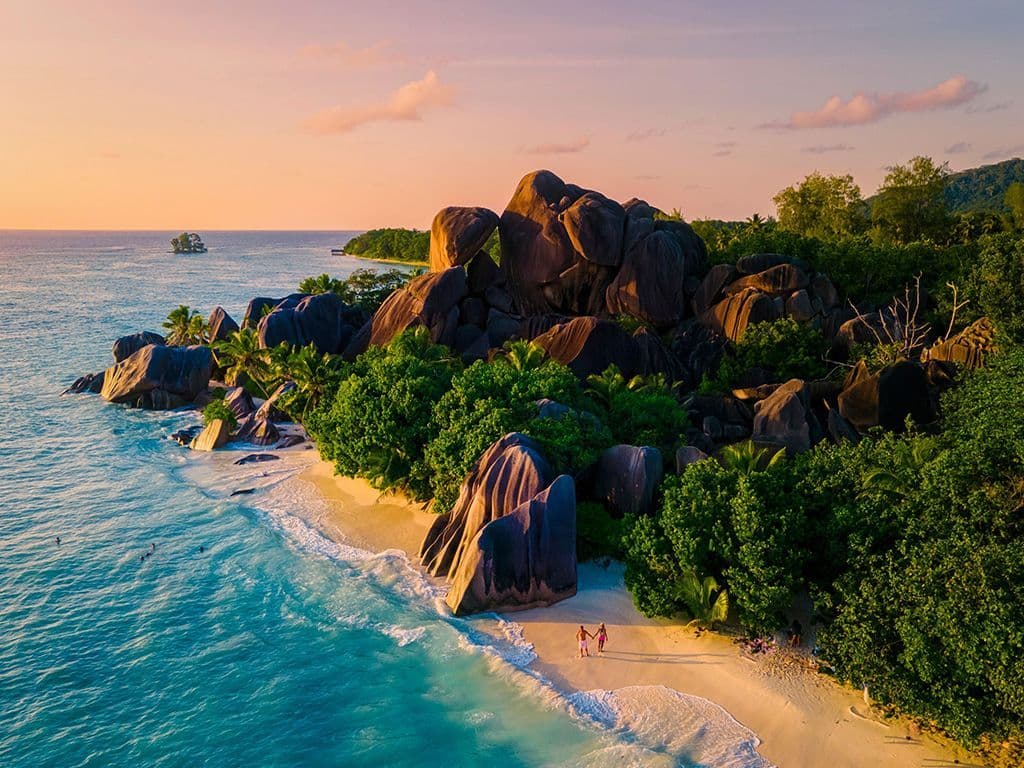 Reeks 2, voor 2 punten: Met een goede 90 000 inwoners en een oppervlakte van ongeveer 450 km² is dit één van de kleinste landen ter wereld. Het land is eigenlijk een eilandengroep, die te noorden van Madagaskar ligt in de Indische Oceaan. Niet alleen vanwege de stranden, maar ook door de unieke flora en fauna is het een toeristisch aantrekkelijke locatie. Hoe heet dit land?