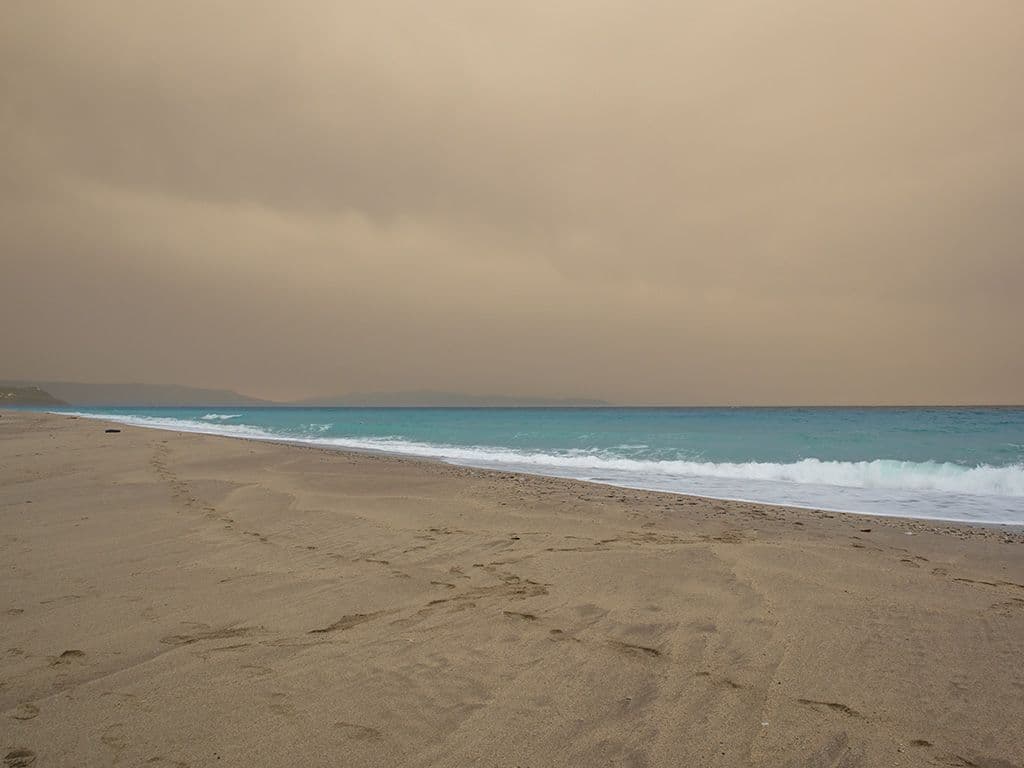 De Jugo is een zuidelijke wind die warme hete lucht uit de Sahara richting
zuid-europa voert. Hij zorgt voor storm in de middellandse Zee en voor koud en nat
weer in Europa. De jugo kan enkele dagen aanhouden en wat miserie veroorzaken,
niet enkel op het Afrikaanse vasteland. We kennen de Jugo echter onder een
bekendere naam, één die bij volkswagenbestuurders misschien ook een belletje doet
rinkelen. Hoe heet deze hete wind?