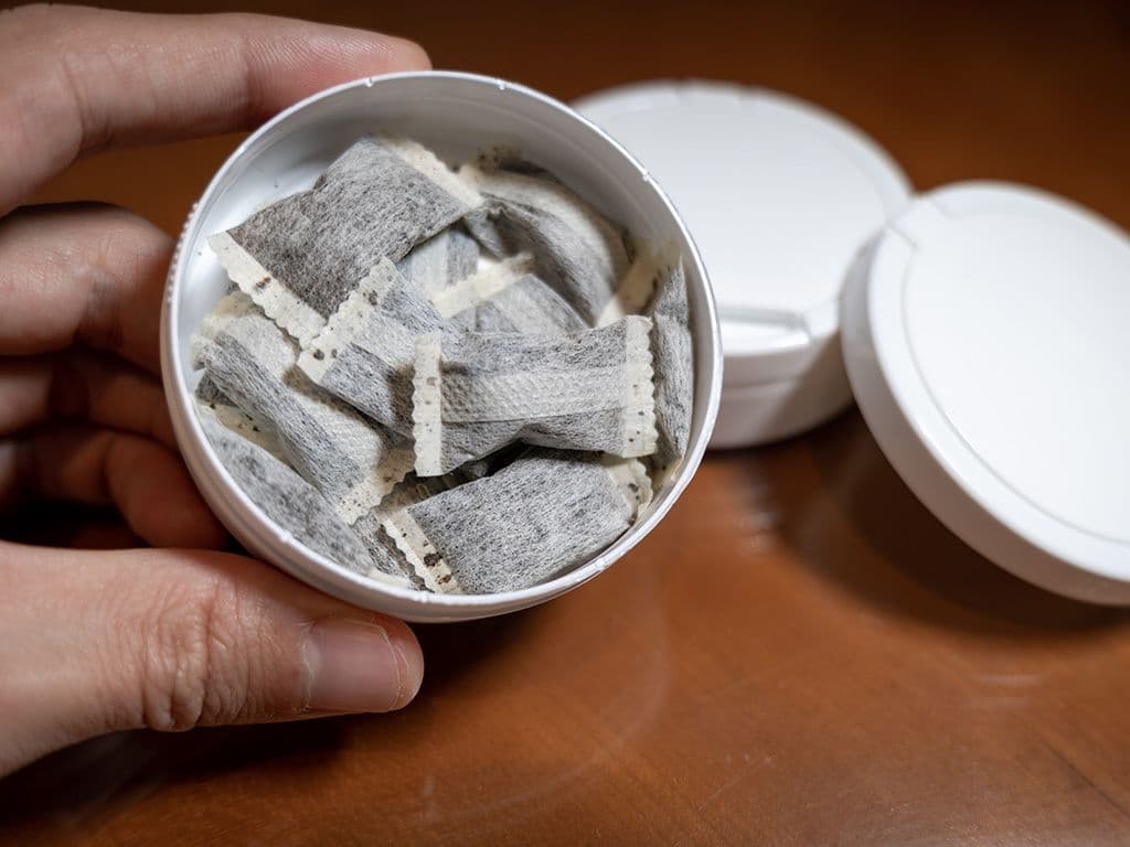 We zoeken een soort tabak in vochtig poedervorm, gemaakt van gestoomde tabak, die vervolgens gemalen wordt en vermengd met zout, natriumcarbonaat en aroma's. Dit mengsel wordt voornamelijk geproduceerd en geconsumeerd in Noorwegen en Zweden. Wat is de naam van deze soort tabak?