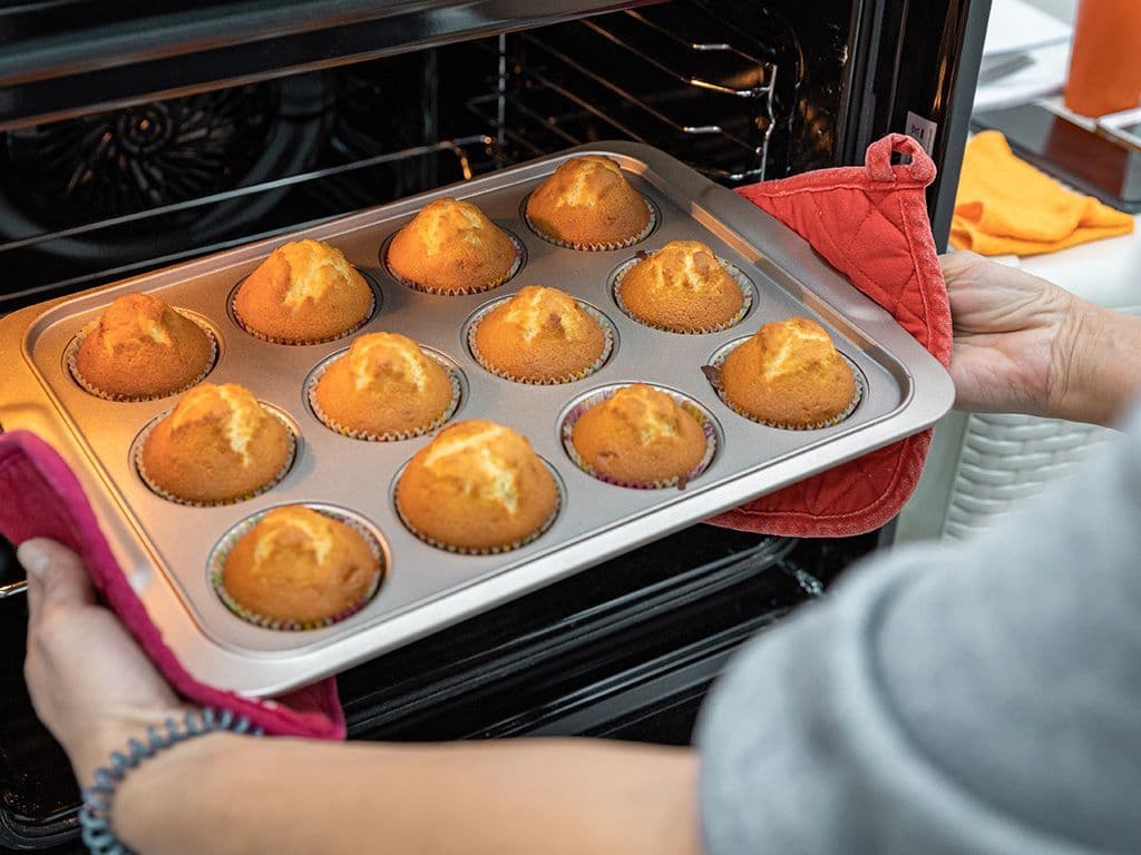 Welke culinaire term wordt in Van Dale omschreven als ‘laten rijzen door middel van geklopt eiwit met veel lucht erin’? Het woord heeft trouwens nog andere betekenis, maar die komt dan weer uit de theaterwereld.
