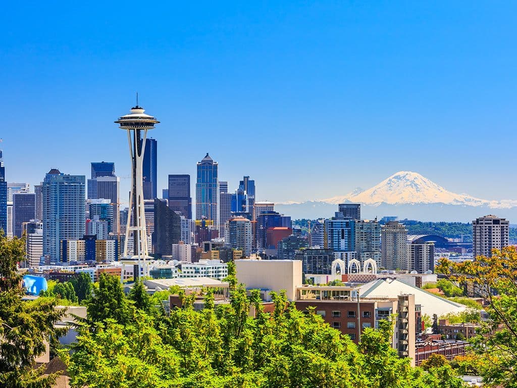 Dit iconische gebouw, geopend in 1962 ter gelegenheid van de Wereldtentoonstelling, is uitgegroeid tot hét symbool van de stad Seattle. Het biedt een prachtig uitzicht over de stad en de omliggende natuur, waaronder Mount Rainier en de Puget Sound. Deze futuristisch ogende toren, ontworpen met het oog op de toekomst, trekt jaarlijks miljoenen bezoekers. Maar hoe heet deze beroemde toren?