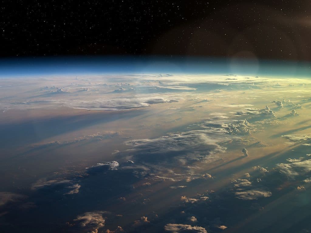 We zoeken een laag in de atmosfeer waar het noorderlicht ontstaat, hogerop in deze laag kan de temperatuur oplopen tot meer den 1000°C. Deze laag bevindt zich tussen 80 km en 600 km hoog.