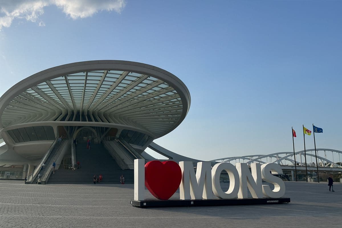 Het nieuwe treinstation van Bergen, dat vandaag eindelijk in gebruik wordt genomen na bijna 10 jaar vertraging, wordt geroemd om zijn elegante ontwerp. Het project, dat meer dan 10 keer zoveel kostte als oorspronkelijk begroot, draagt de duidelijke stempel van een beroemde Spaanse architect. Weet jij wie dit indrukwekkende stationsgebouw ontwierp?