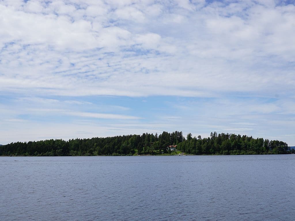Op 22 juli 2011 vielen er 77 doden tijdens de aanslagen in Noorwegen. Anders Breivik maakte eerst 8 doden met een bomaanslag in de hoofdstad Olso. Twee uur later maakt hij 69 slachtoffers op een eiland waar een jeugdafdeling van de Noorse Arbeiderspartij aanwezig was. Wat is de naam van dit eiland?