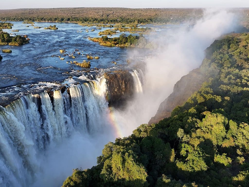 Dit zijn zijn de breedste watervallen van Afrika. Zij vormen een watergordijn van 1708 meter breed en 100 meter hoog en hebben een maximale valhoogte van 128 meter. Per minuut valt er 500 miljoen liter water over de rotswand.
Ze zijn gelegen in de Zambezi, op de grens tussen Zambia en Zimbabwe.
Wat is de naam van deze watervallen?