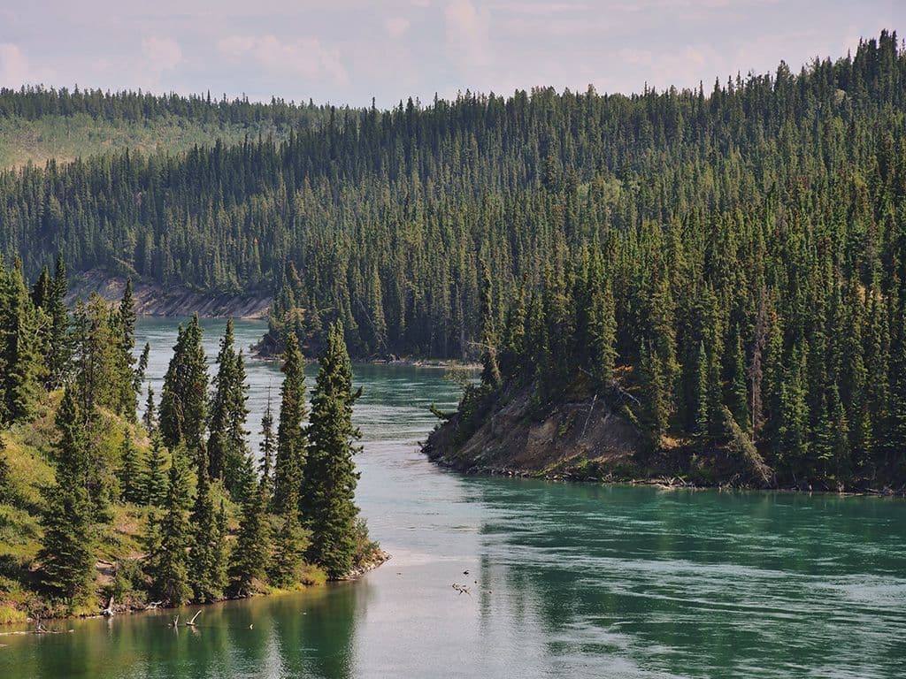 Deze rivier is de tweede grootste van Canada en loopt in het noordwesten van Canada. Over de bron van de rivier bestaat enige discussie: ofwel ontspringt ze in het Tagishmeer  ofwel bij de Llewellin- gletsjer. Ze stroomt ook door Alaska en mondt in een wijde delta uit in de Beringzee. Wij zoeken de naam van deze rivier.