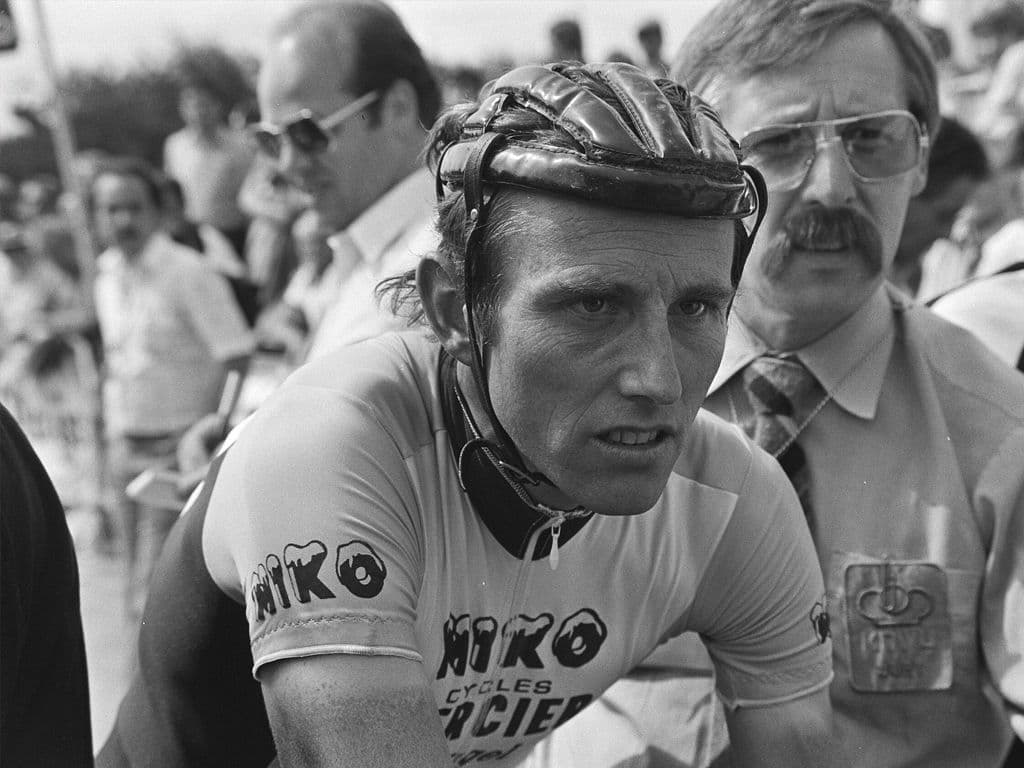 Op zondag 30 september 2018 werd Alejandro Valverde in Oostenrijk wereldkampioen op de weg bij de elite. Hij was toen 38 jaar en 157 dagen, wat toch niet meer zo jong is voor een wielrenner.  Dit was echter geen record, want in 1985 werd een wereldkampioen gekroond die 38 jaar en 272 dagen oud was. Wie is deze nestor onder de wereldkampioenen beroepsrenners op de weg?