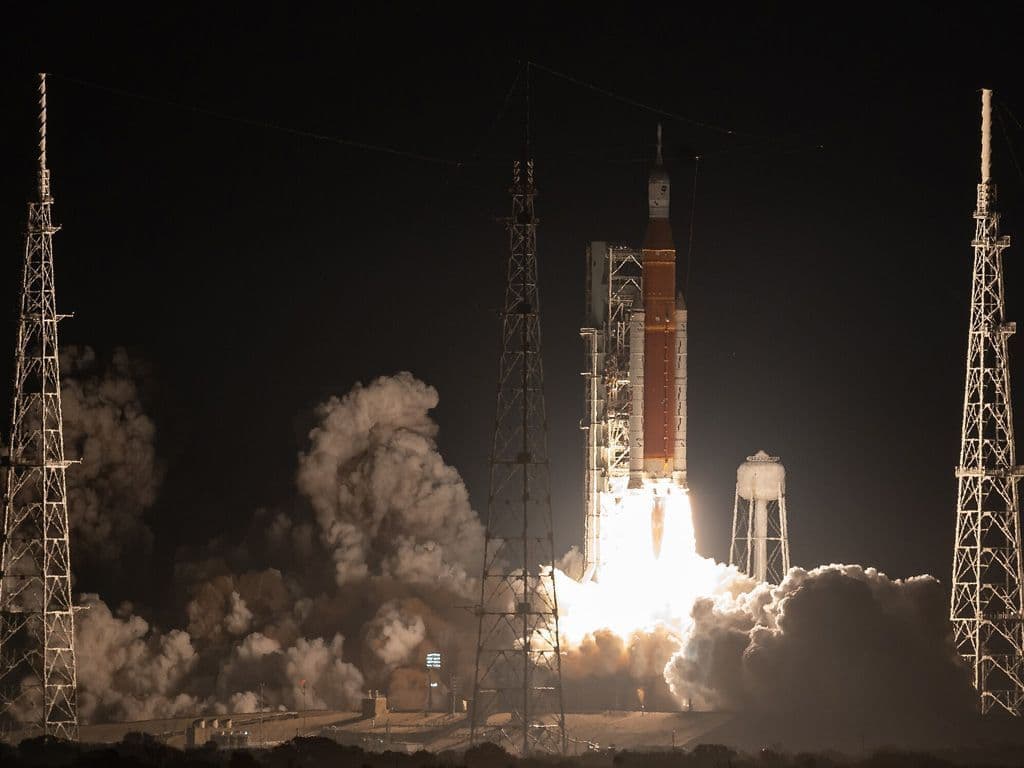 NASA heeft een internationaal ruimtevaartprogramma opgestart om tegen 2024 opnieuw astronauten, onder wie tevens de eerste vrouw, op de Maan te laten landen. Het programma wordt behalve als een maanprogramma, ook gezien als voorbereiding op bemande ruimtevaart naar Mars. Wat is de naam van dit programma?