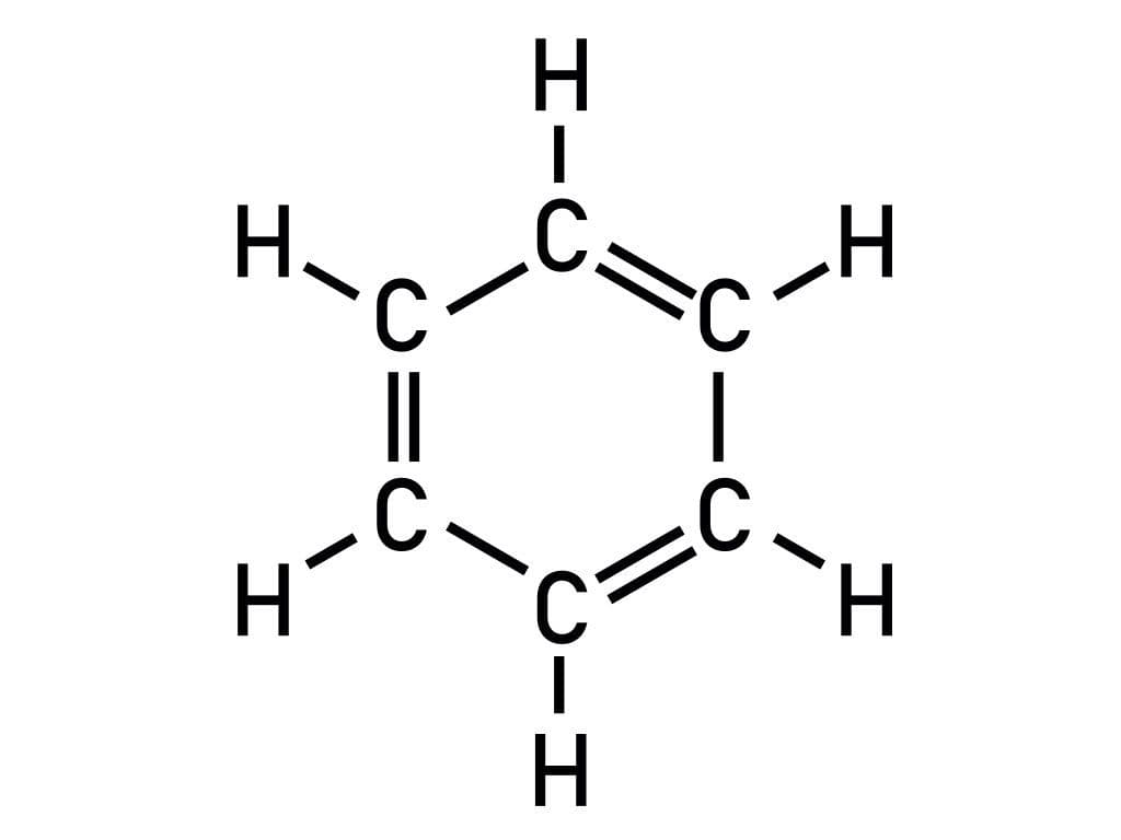 De organisch chemische verbinding met formule C6H6 werd vroeger gebruikt als aftershave en ook om cafeïne uit koffie te extraheren. Wegens de eigenschap bijzonder kankerverwekkende te zijn, wordt dit product daarvoor niet meer gebruikt. Geef de naam van deze verbinding die tegenwoordig nog gebruikt wordt voor de productie van plastiek en rubber.